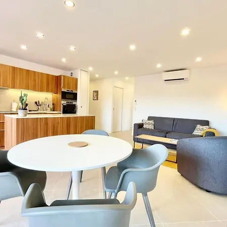 Nest With Sea View In Apartment Antibes