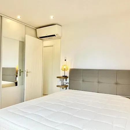 Apartment Nest With Sea View In Antibes